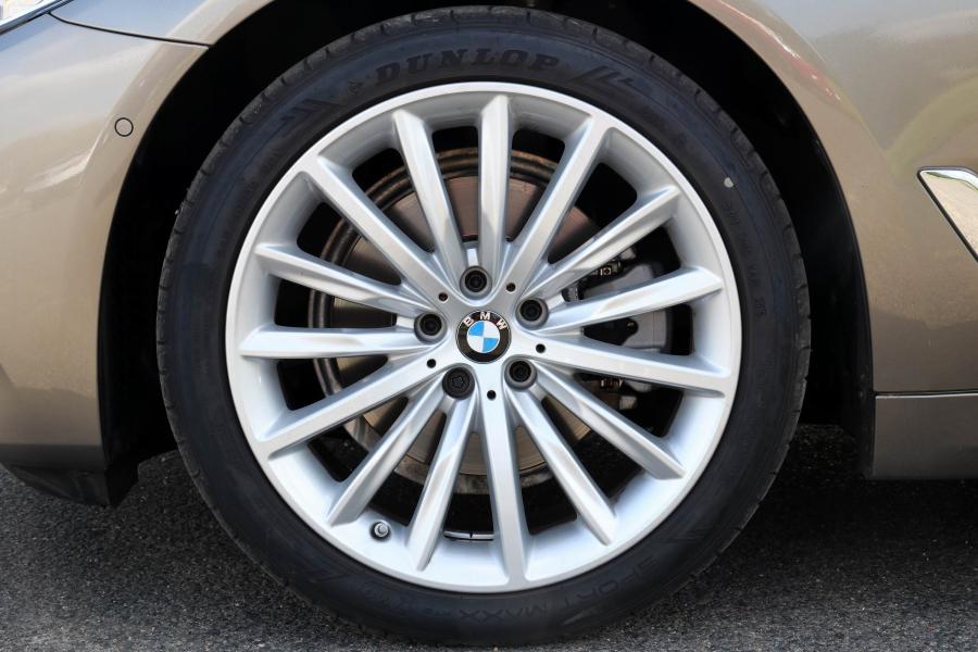 Колеса BMW 520d xDrive Sedan Luxury Line 2017 года  (WW) (фото 13 из 21)